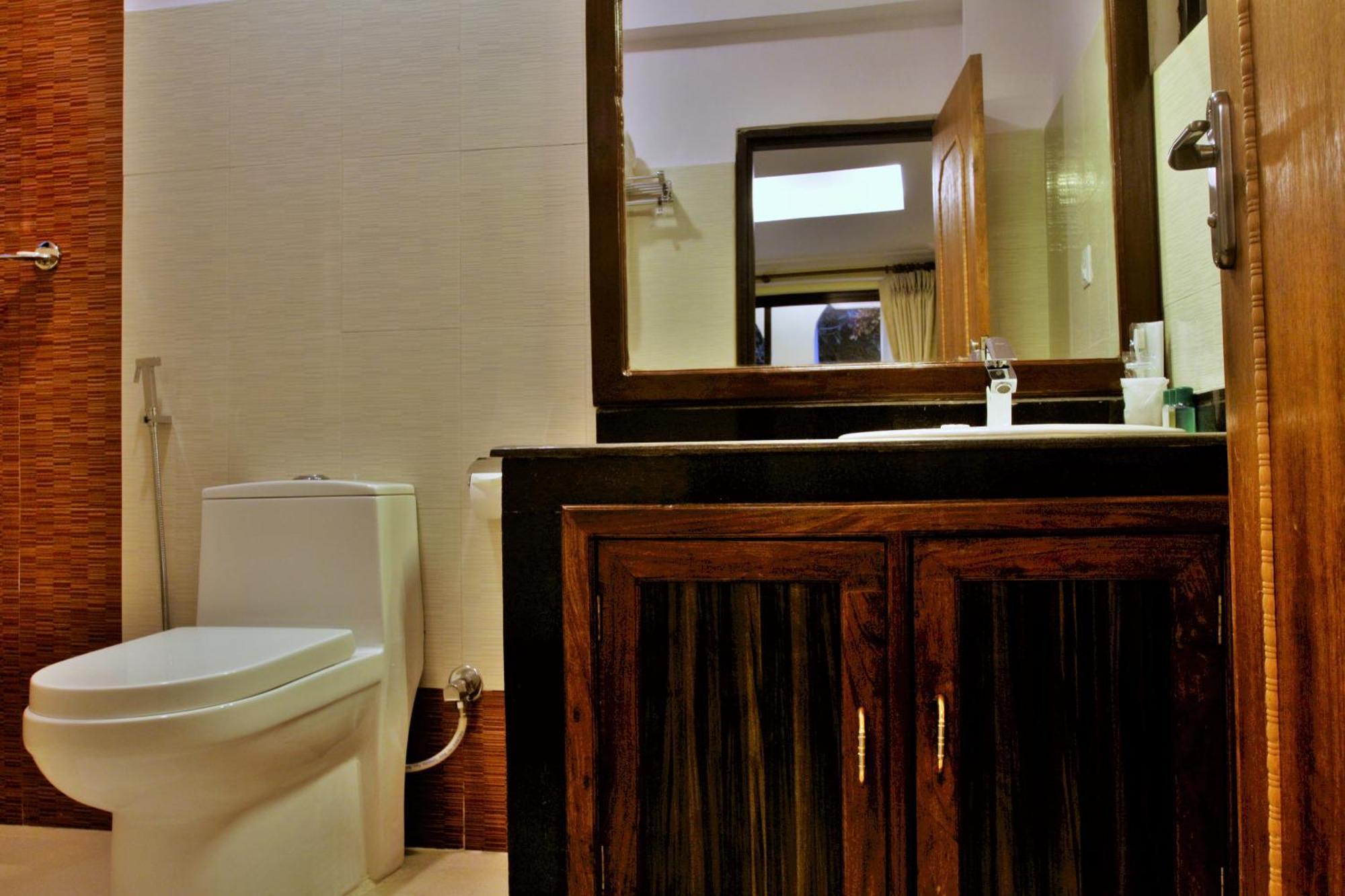 Hotel Raniban Arcade Pokhara Ngoại thất bức ảnh