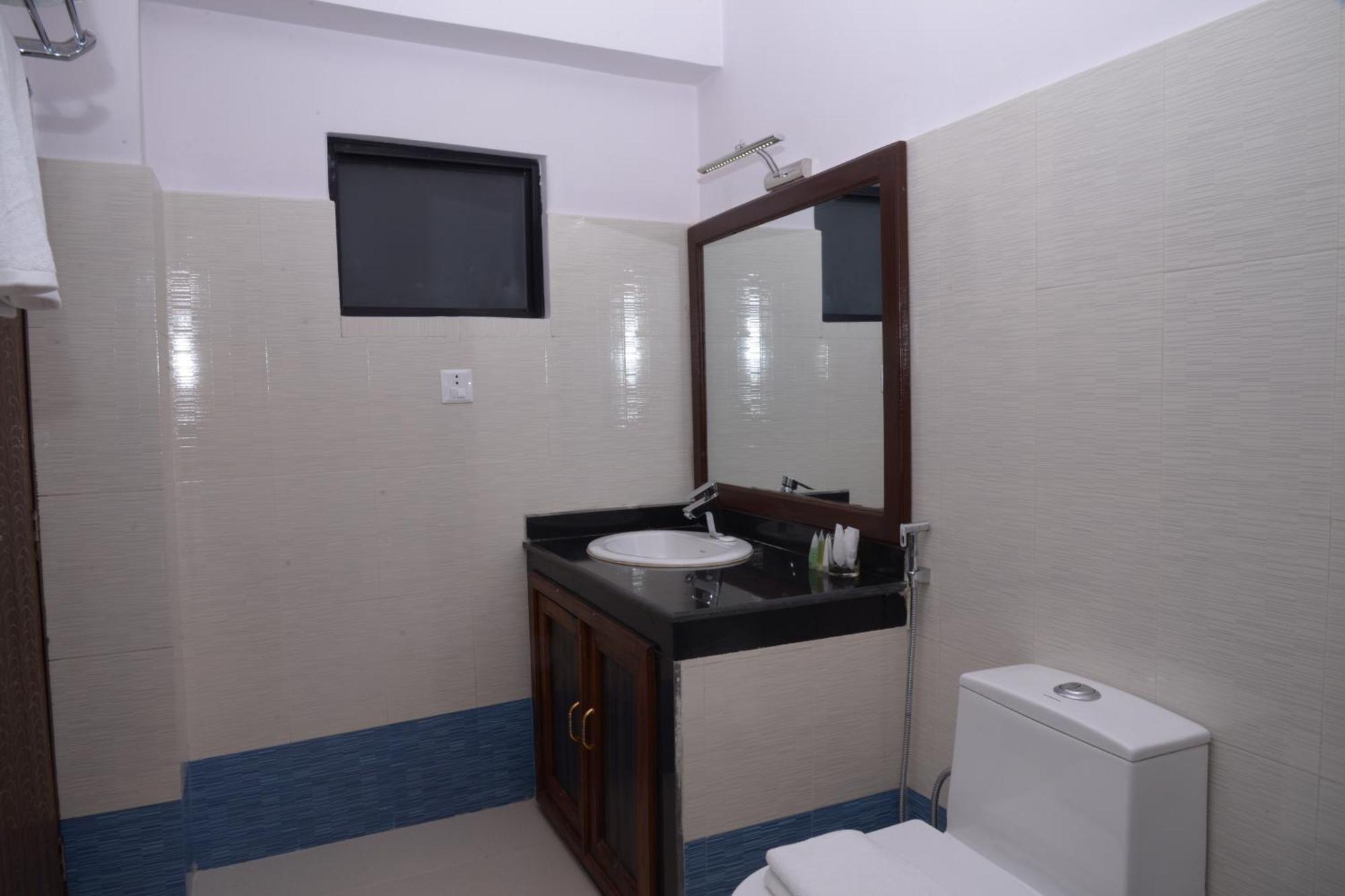 Hotel Raniban Arcade Pokhara Ngoại thất bức ảnh